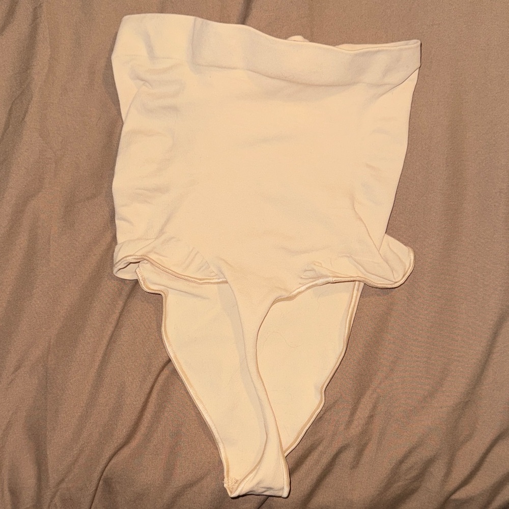 SKIMS HIGHWASTE SHAPEWEAR UNDERWEAR SZ SMALL LIKE NEW